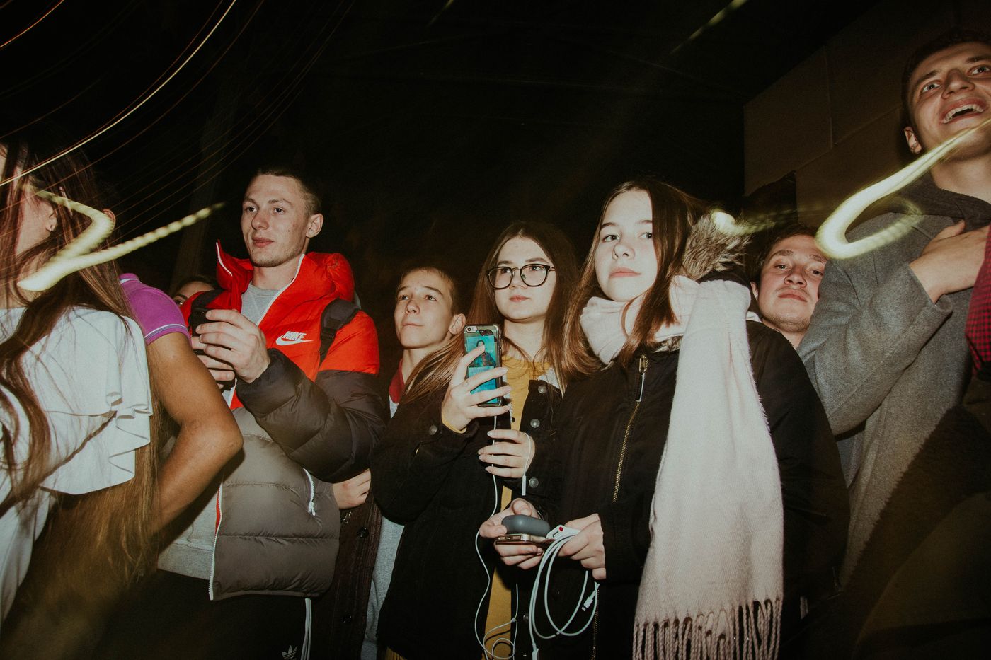 Компания друзей на концерте